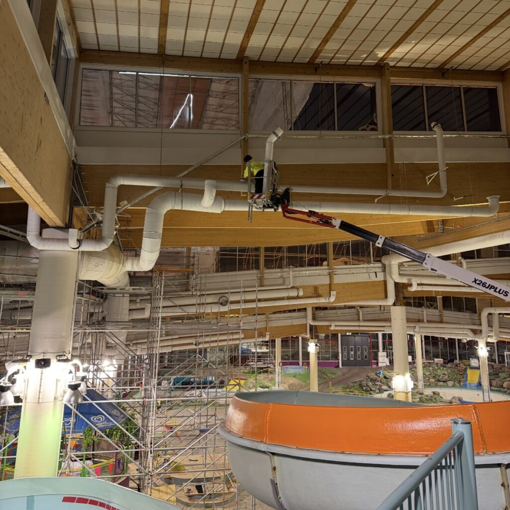 Asentaja työskentelee vesipuistossa korkealla